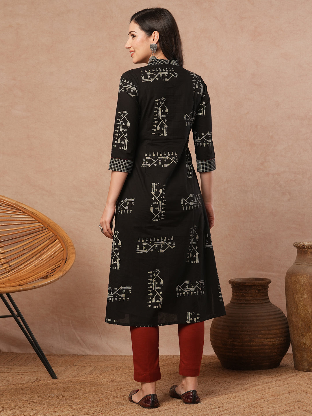 Pocketed A-line kurta with hand work detailing and pleating in jamdani motif print.
