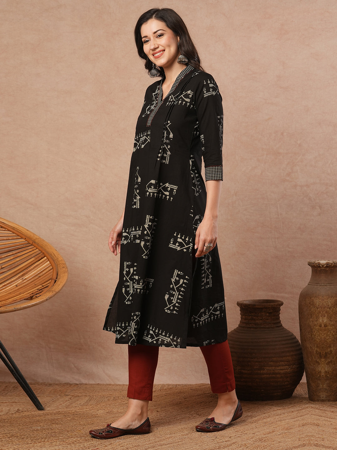 Pocketed A-line kurta with hand work detailing and pleating in jamdani motif print.
