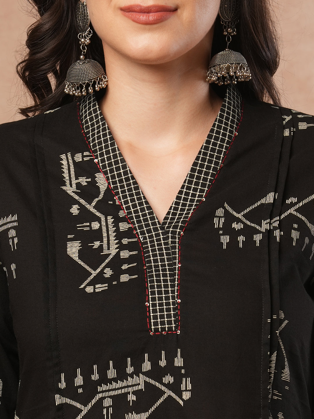 Pocketed A-line kurta with hand work detailing and pleating in jamdani motif print.