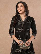 Pocketed A-line kurta with hand work detailing and pleating in jamdani motif print.