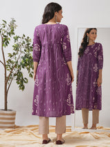 Printed gathered flared kurta with pintucks on the yoke and elasticated sleeves.