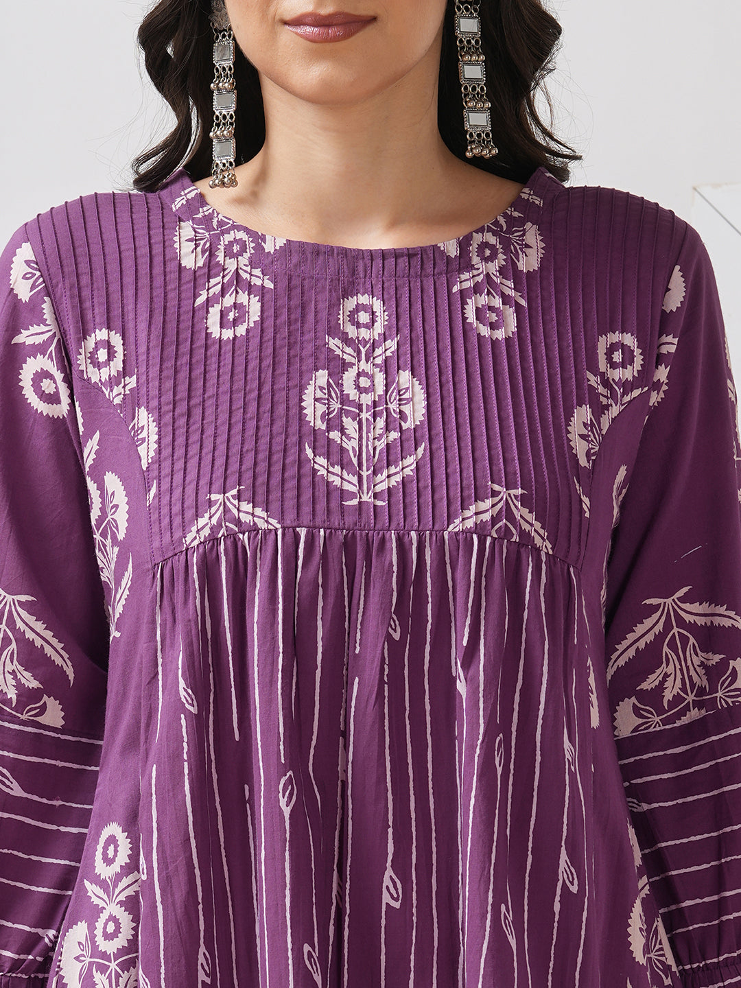Printed gathered flared kurta with pintucks on the yoke and elasticated sleeves.