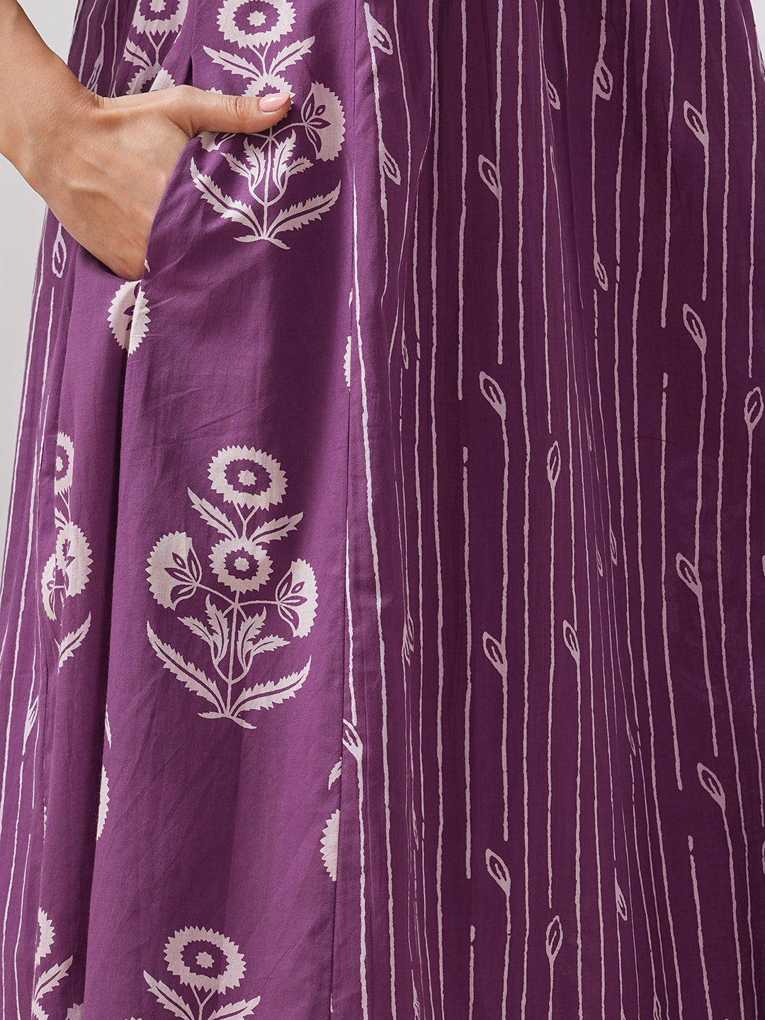 Printed gathered flared kurta with pintucks on the yoke and elasticated sleeves.