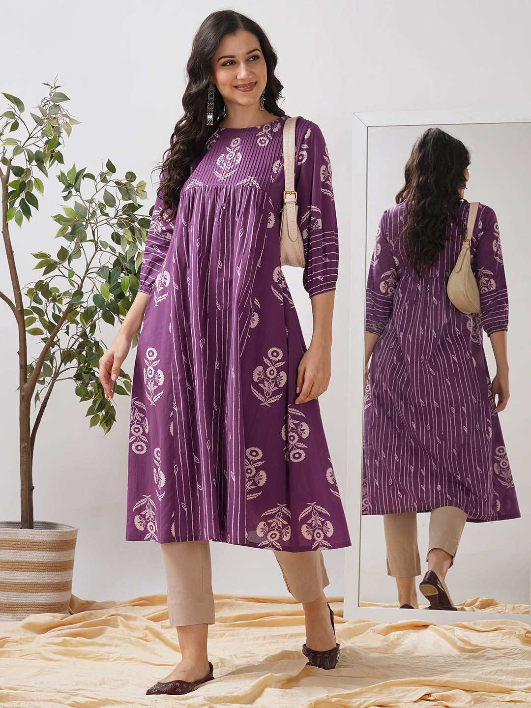 Printed gathered flared kurta with pintucks on the yoke and elasticated sleeves.