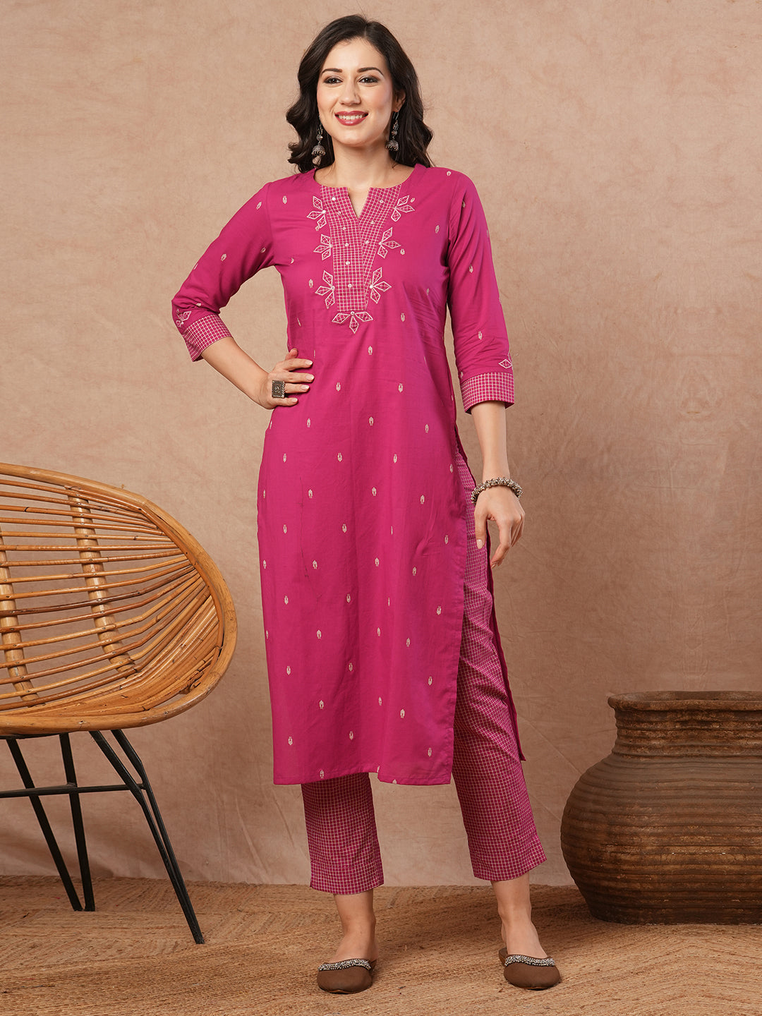 Straight fit kurta with contrast trim fabric and applique on neck and sleeves.