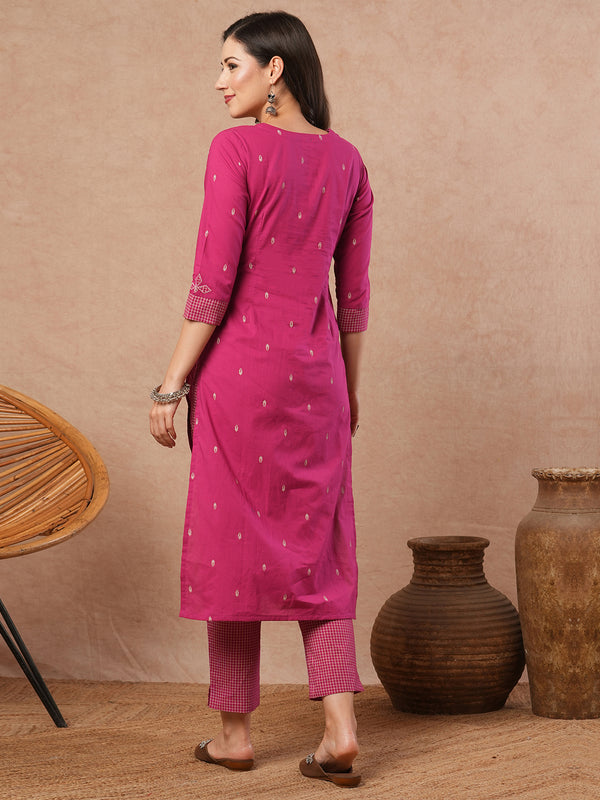 Straight fit kurta with contrast trim fabric and applique on neck and sleeves.