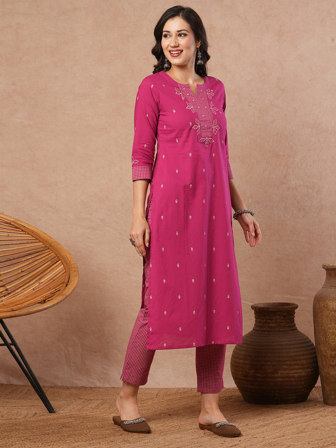 Straight fit kurta with contrast trim fabric and applique on neck and sleeves.