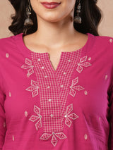 Straight fit kurta with contrast trim fabric and applique on neck and sleeves.