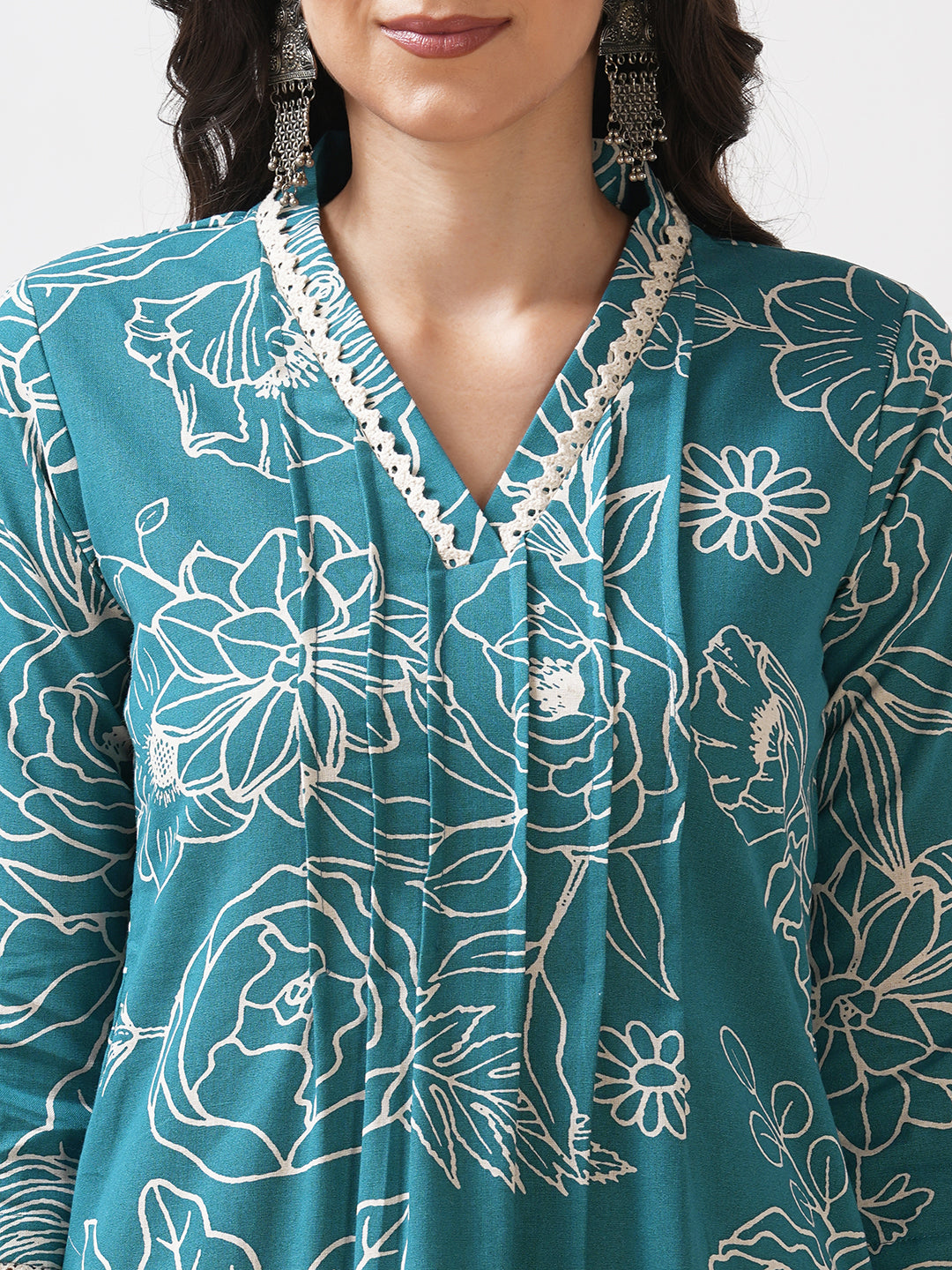 Straight fit kurta with lace detailing on neck and sleeves and tucks on the front.