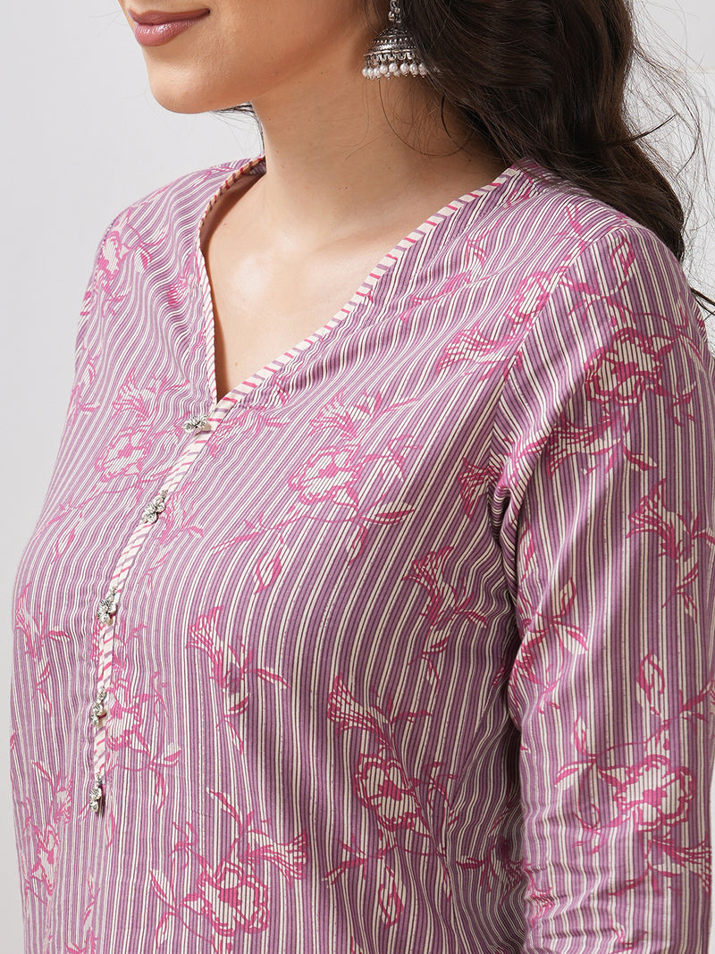 Straight kurta set with piping detailing on neck, sleeves and side slits paired with pant.