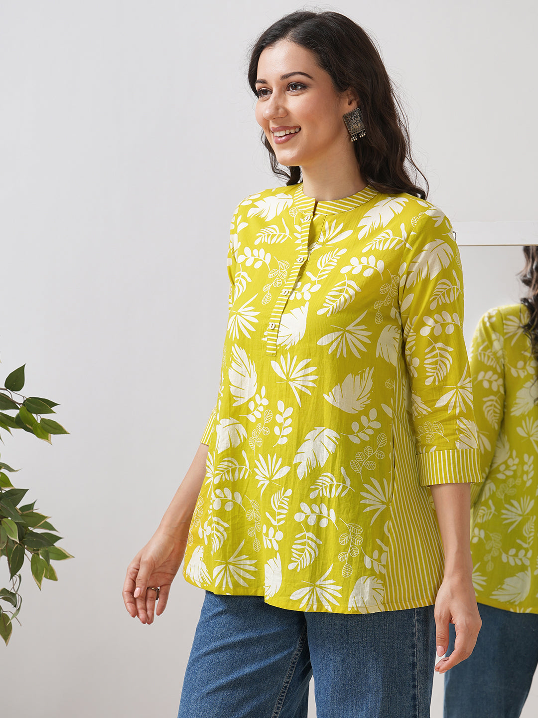 Flared top with a mix of contemporary floral and two functional side pockets.