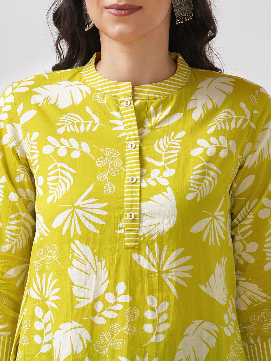 Flared top with a mix of contemporary floral and two functional side pockets.