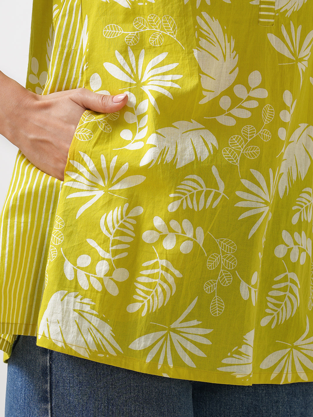 Flared top with a mix of contemporary floral and two functional side pockets.