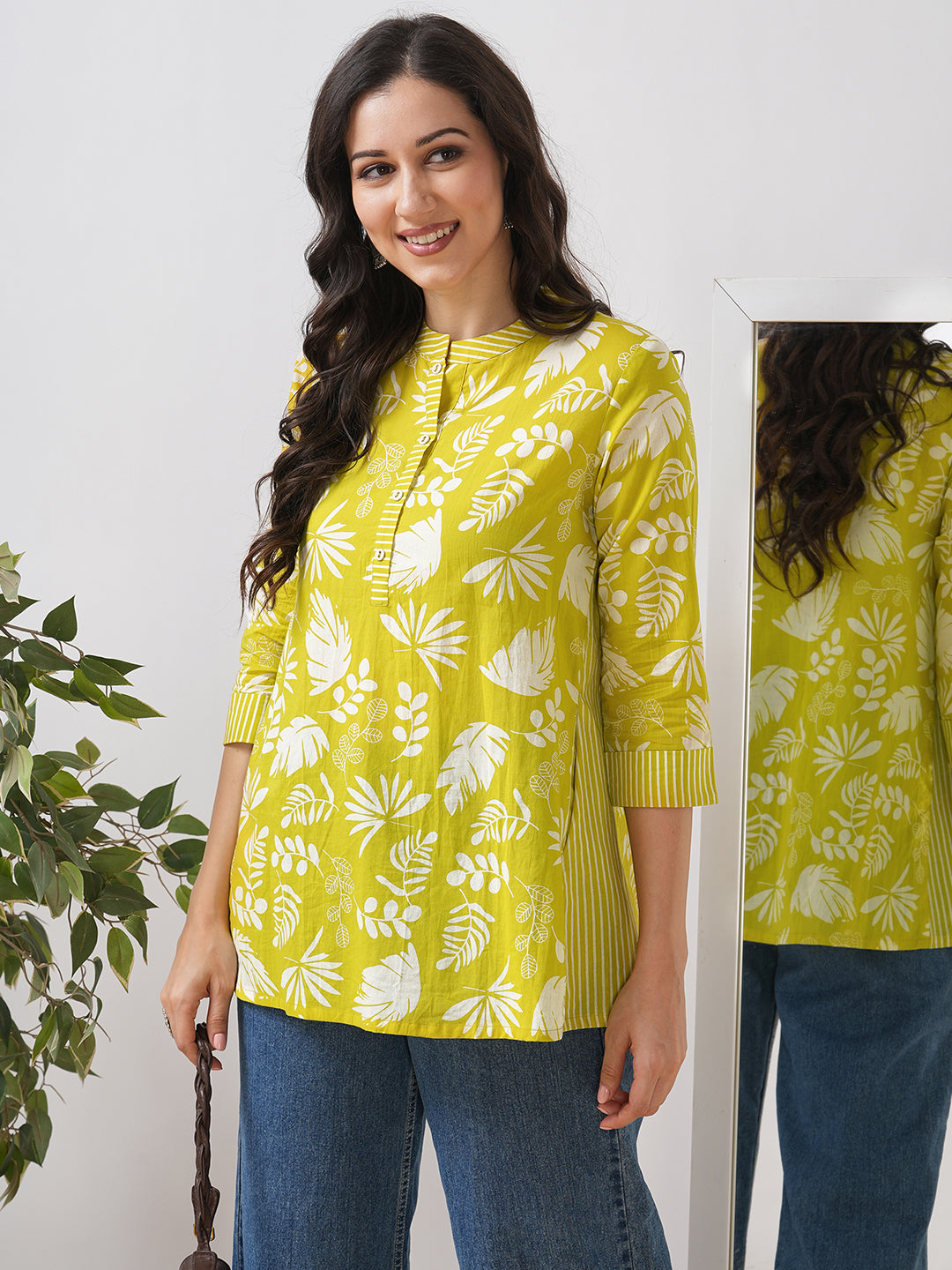 Flared top with a mix of contemporary floral and two functional side pockets.