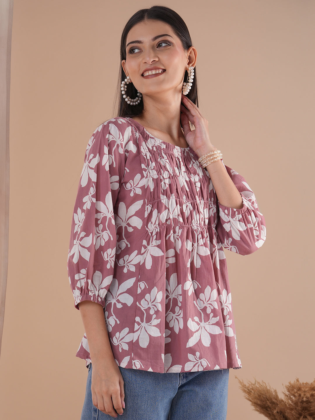 A short top with gathered centre panel and elasticated sleeves