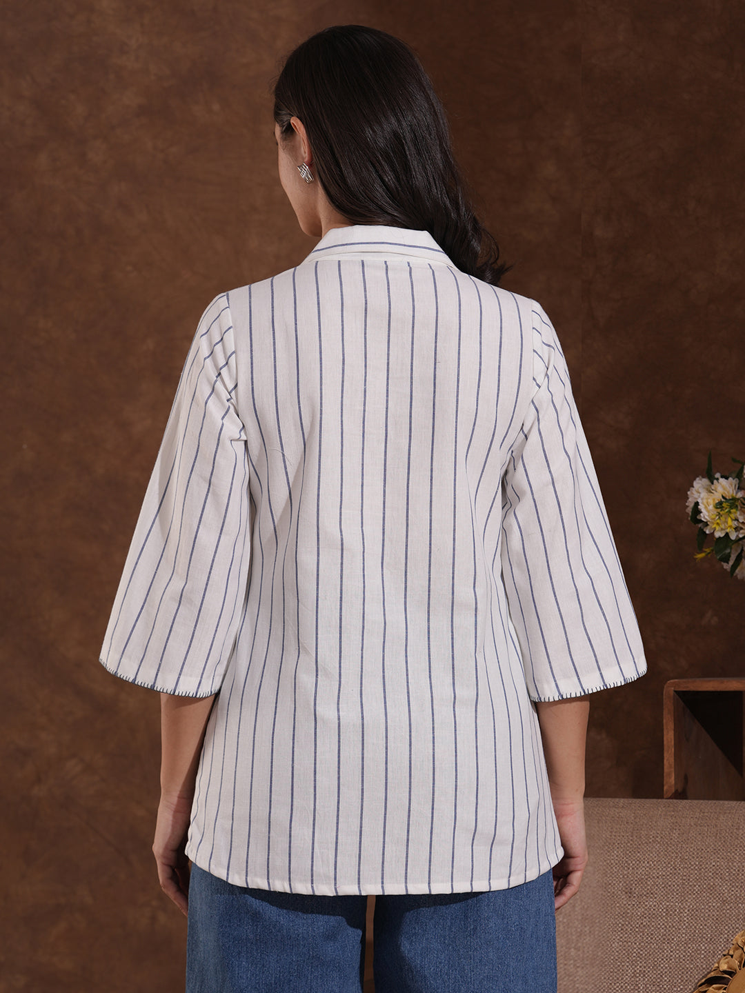 Striped top in cotton fabric with notched collar and hand embroidery.