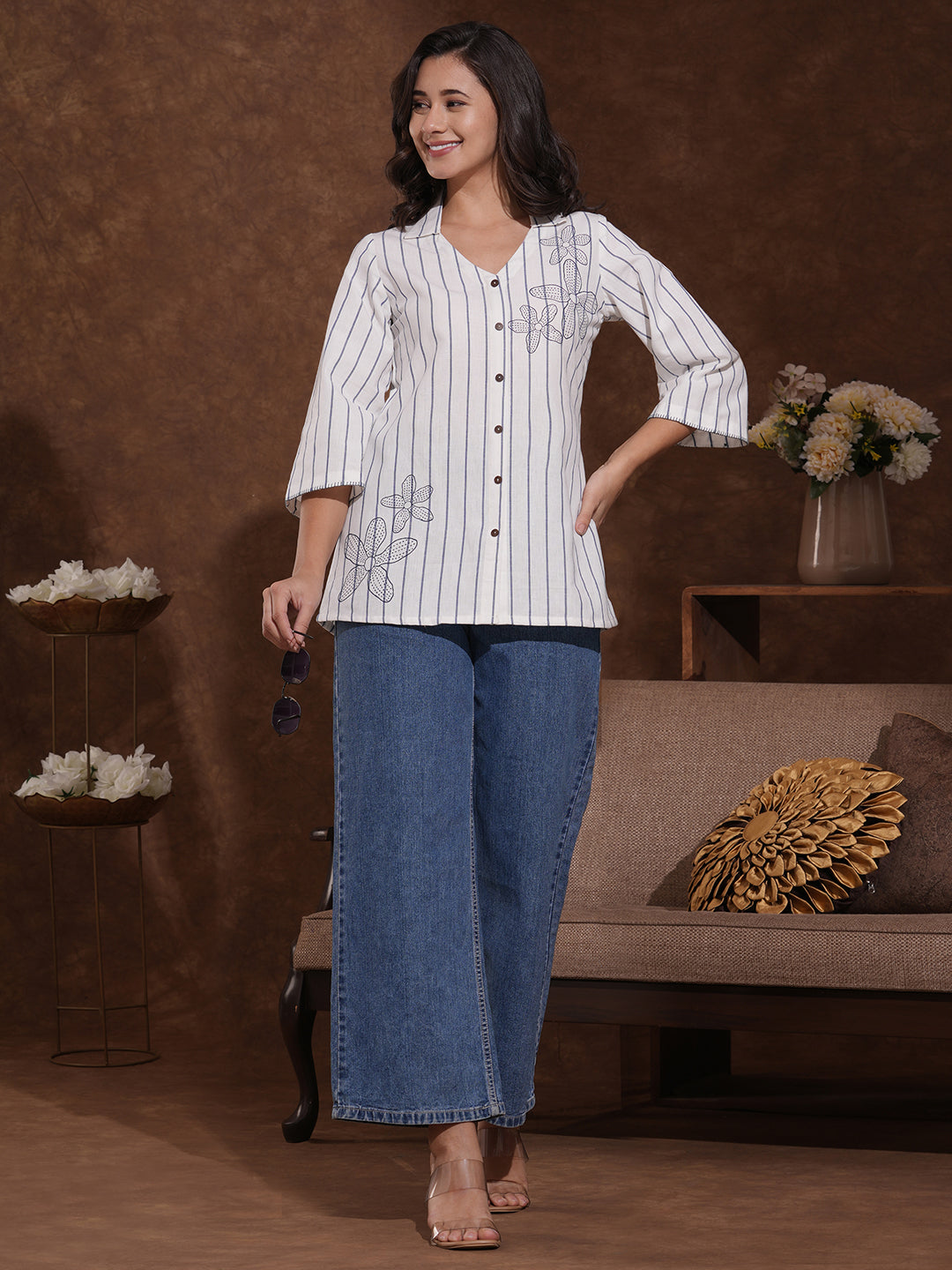 Striped top in cotton fabric with notched collar and hand embroidery.