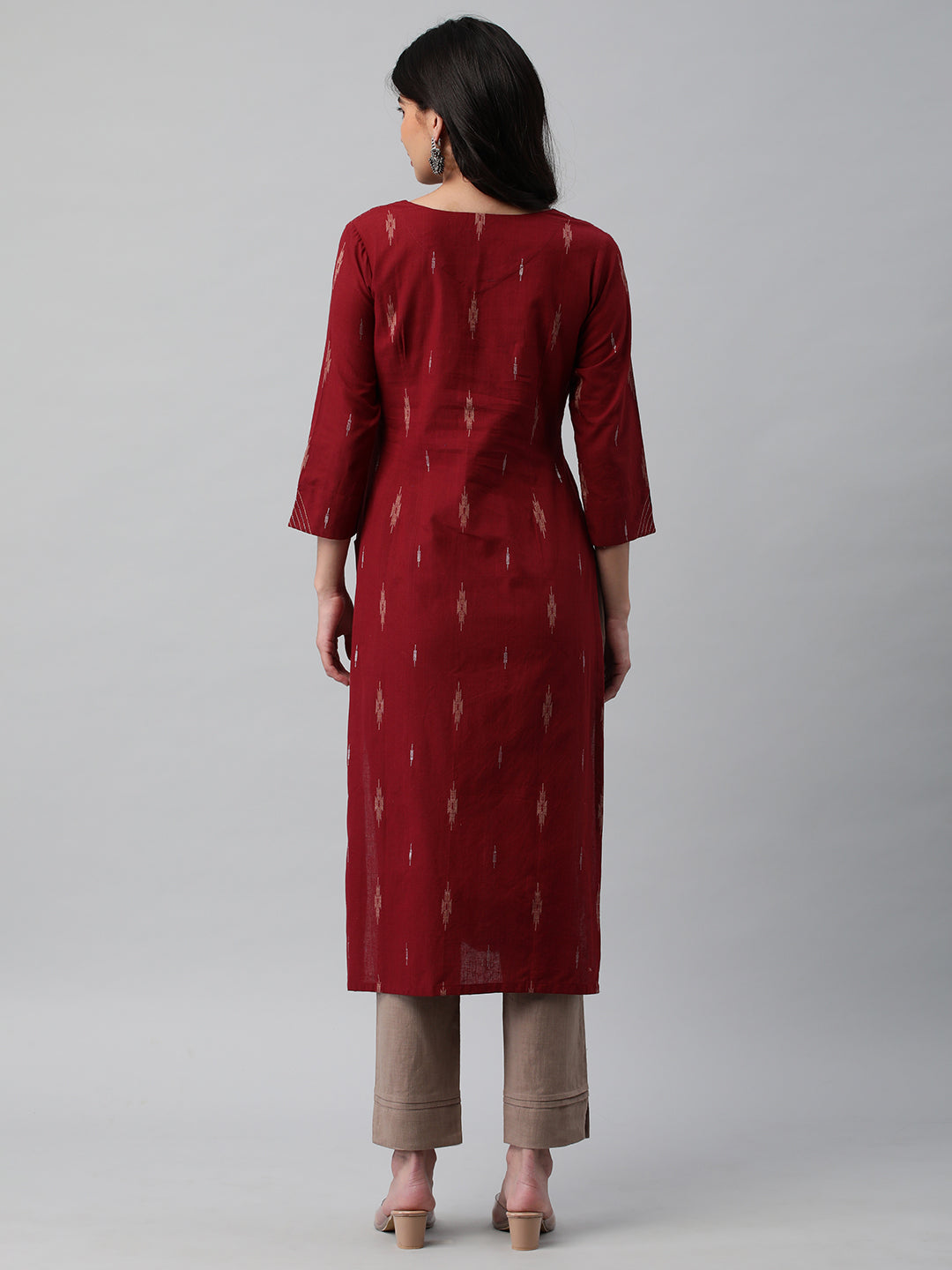 Straight cotton kurta with metal buttons and couching line details