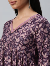 VAMA - V-neck kurta with gathers at empire line along with the lace detail.