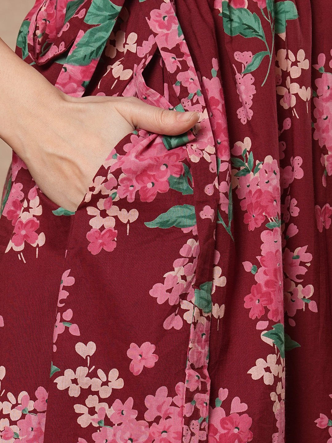 Waist tie-up dress with V-neck and elasticated gathered sleeves