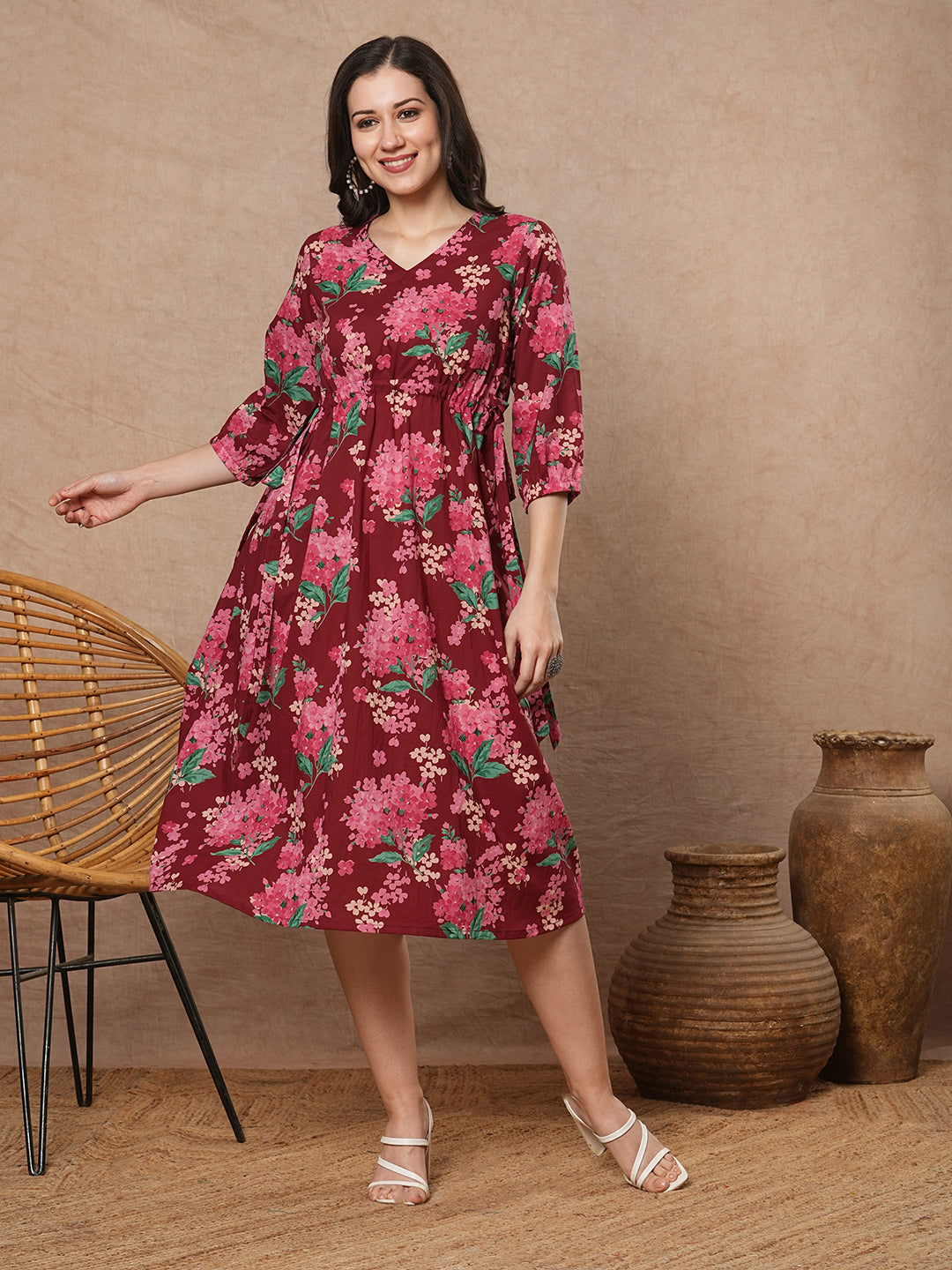 Waist tie-up dress with V-neck and elasticated gathered sleeves