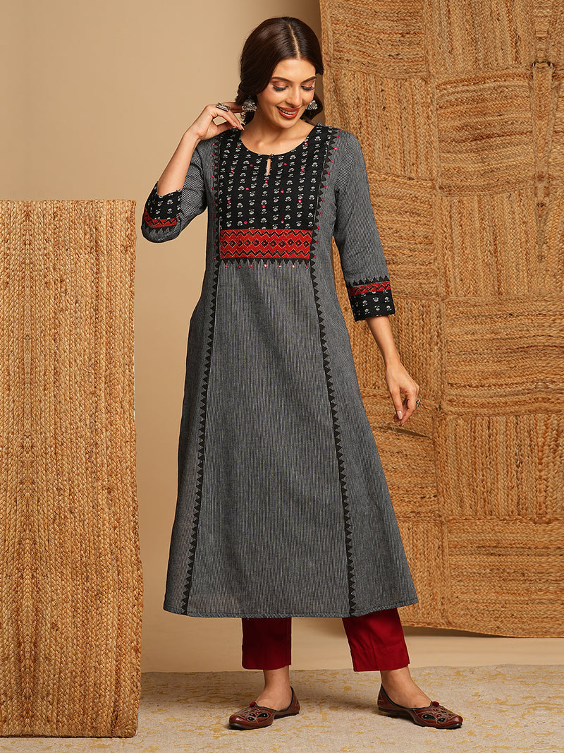 A-Line kurta highlighted with the Contrast colour hand mirrors