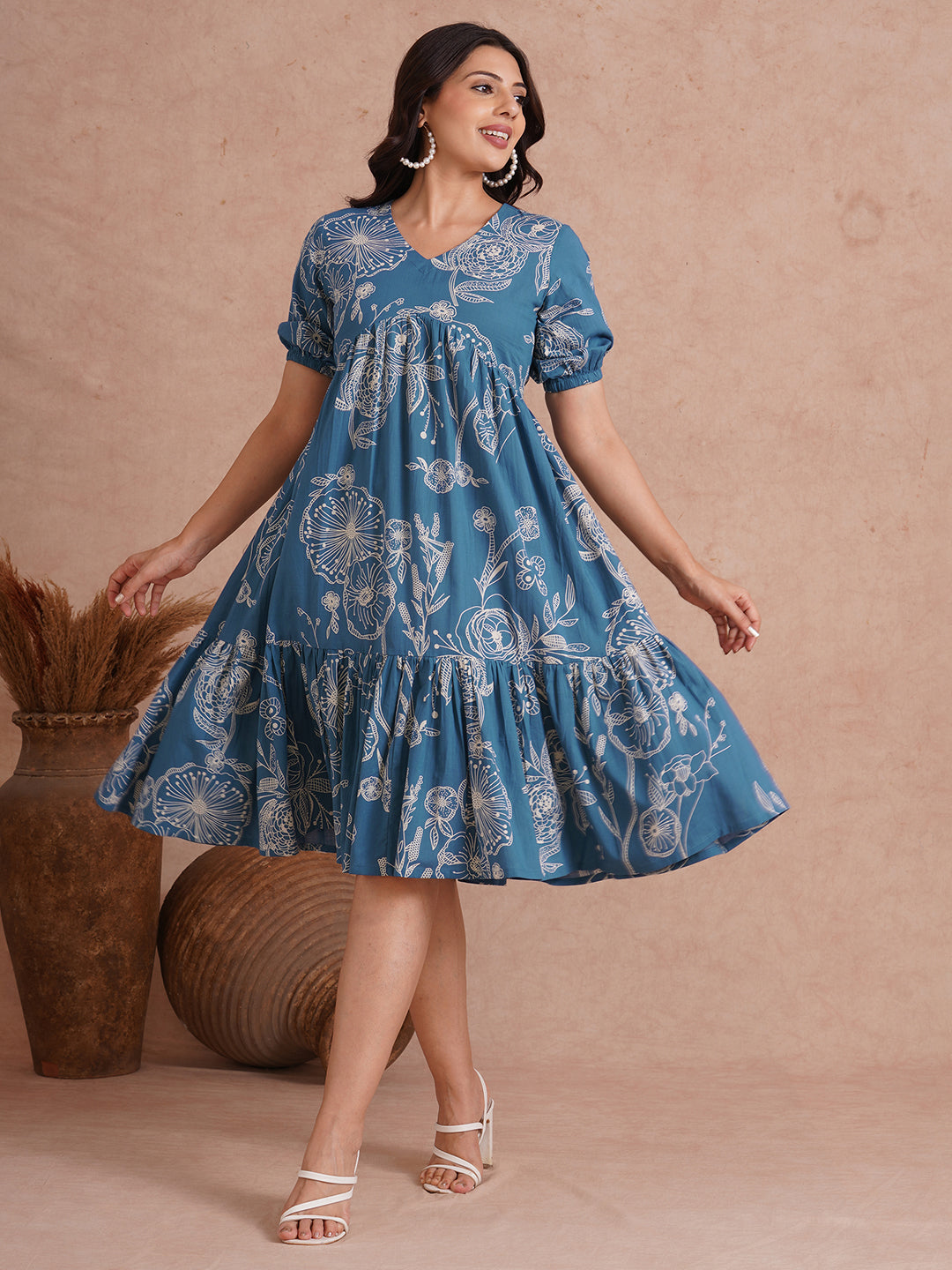 Tiered dress in printed cotton with an attached in seam pocket and puffed sleeves.