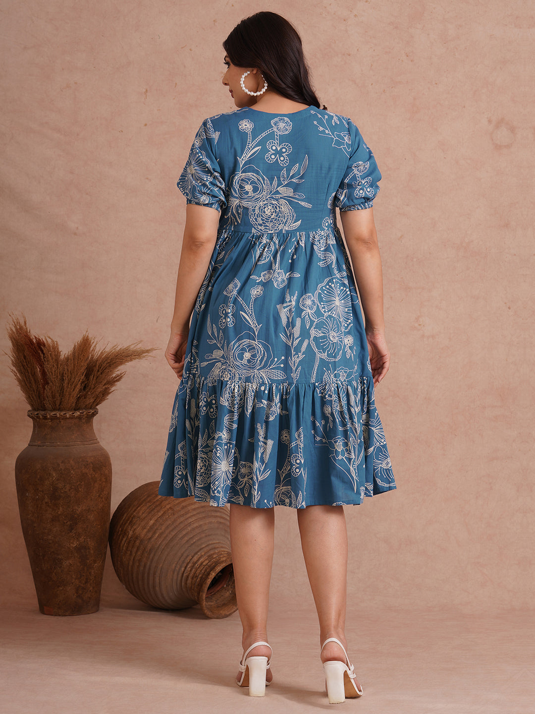 Tiered dress in printed cotton with an attached in seam pocket and puffed sleeves.