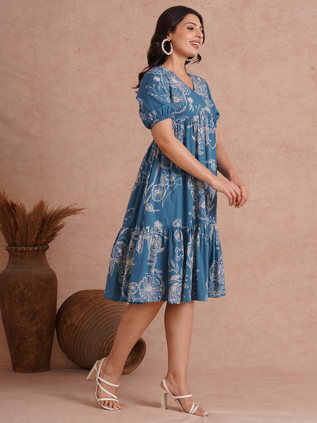 Tiered dress in printed cotton with an attached in seam pocket and puffed sleeves.