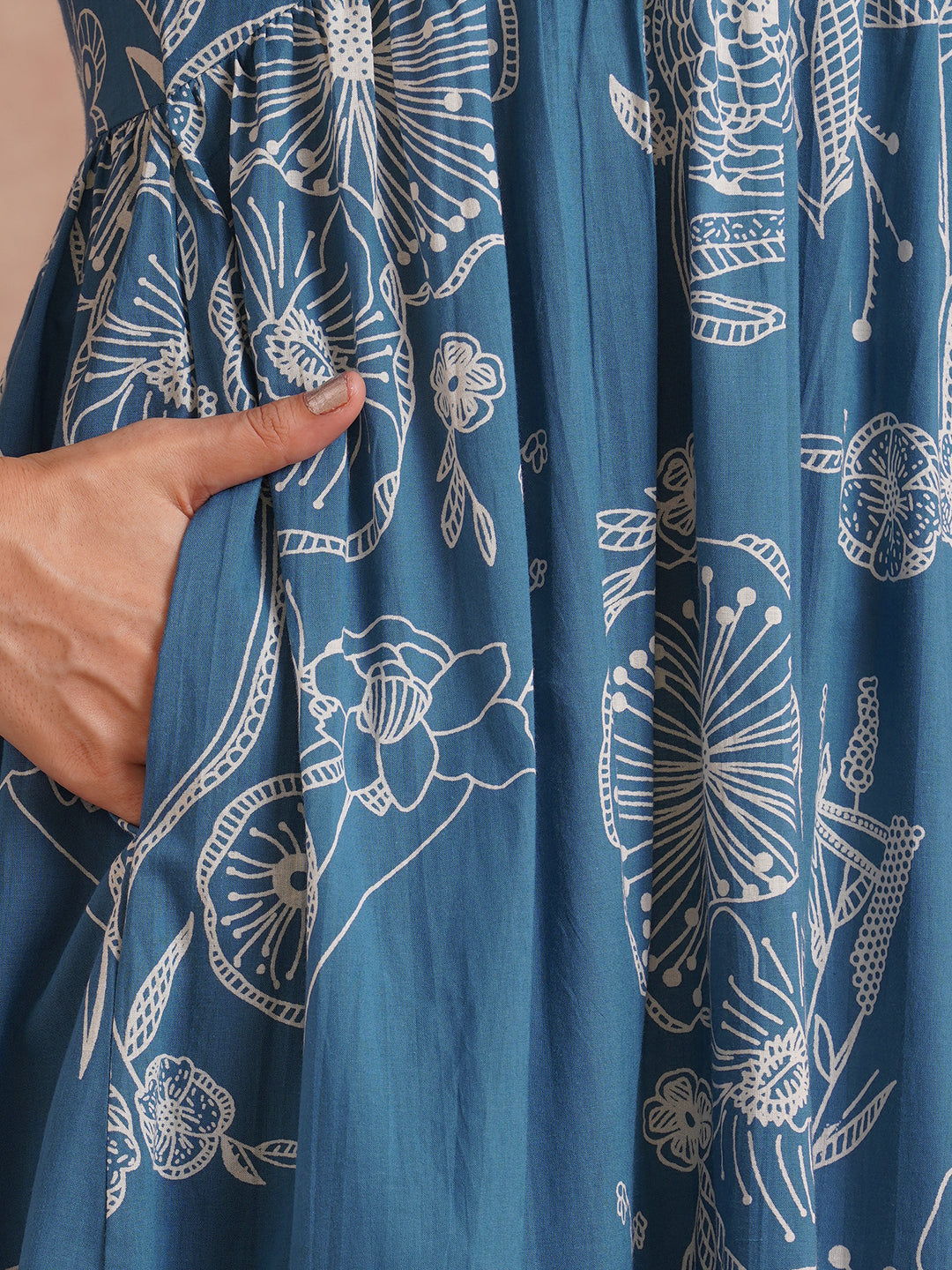 Tiered dress in printed cotton with an attached in seam pocket and puffed sleeves.