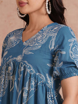 Tiered dress in printed cotton with an attached in seam pocket and puffed sleeves.