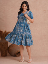 Tiered dress in printed cotton with an attached in seam pocket and puffed sleeves.