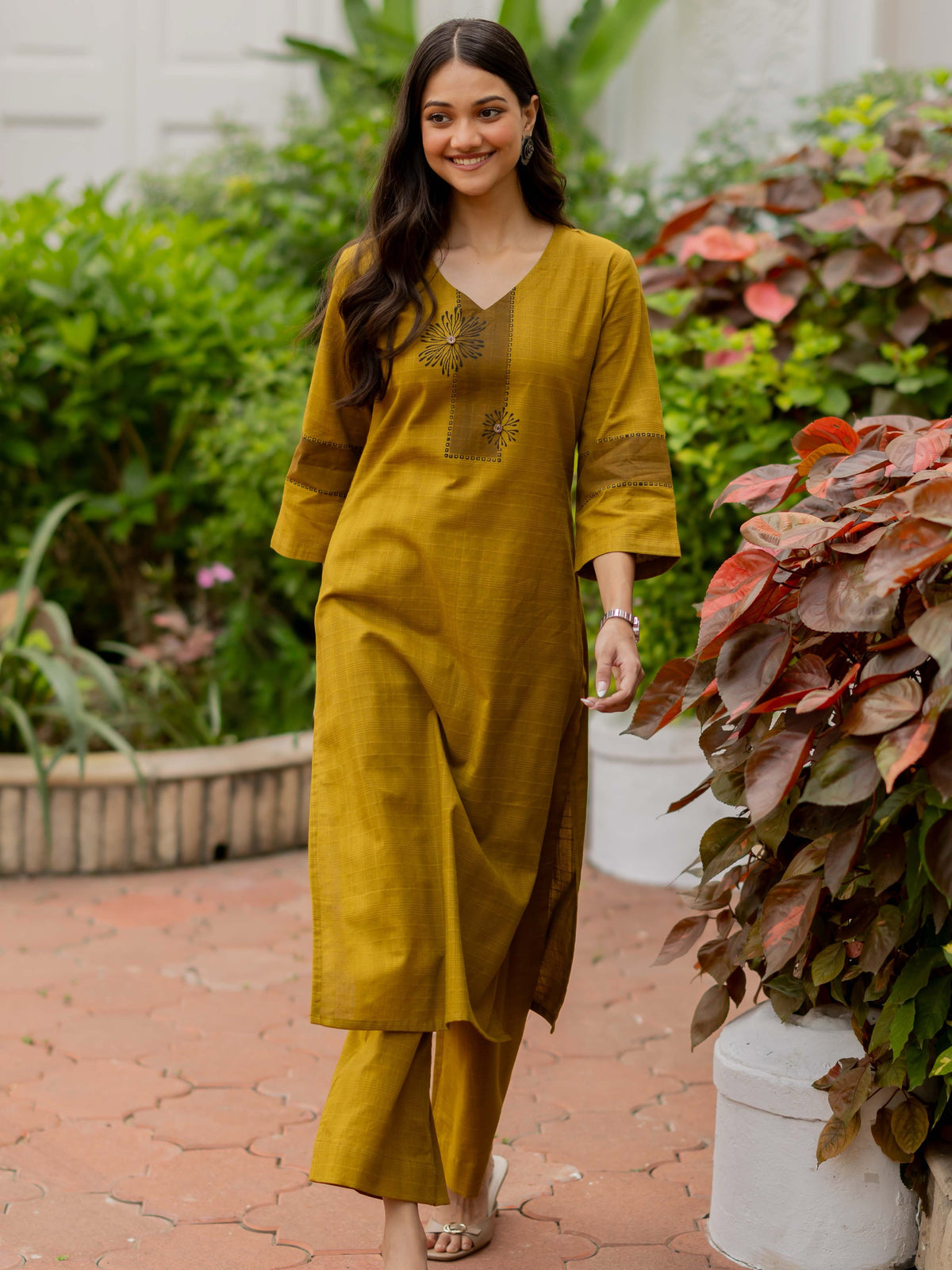 Straight Fit Checks Kurta in Woven Fabric with Asymmetrical Block Prin
