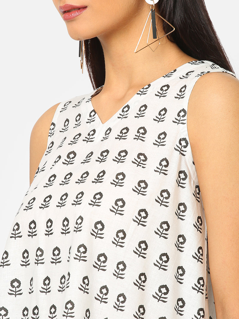 Printed sleeveless flared cotton top