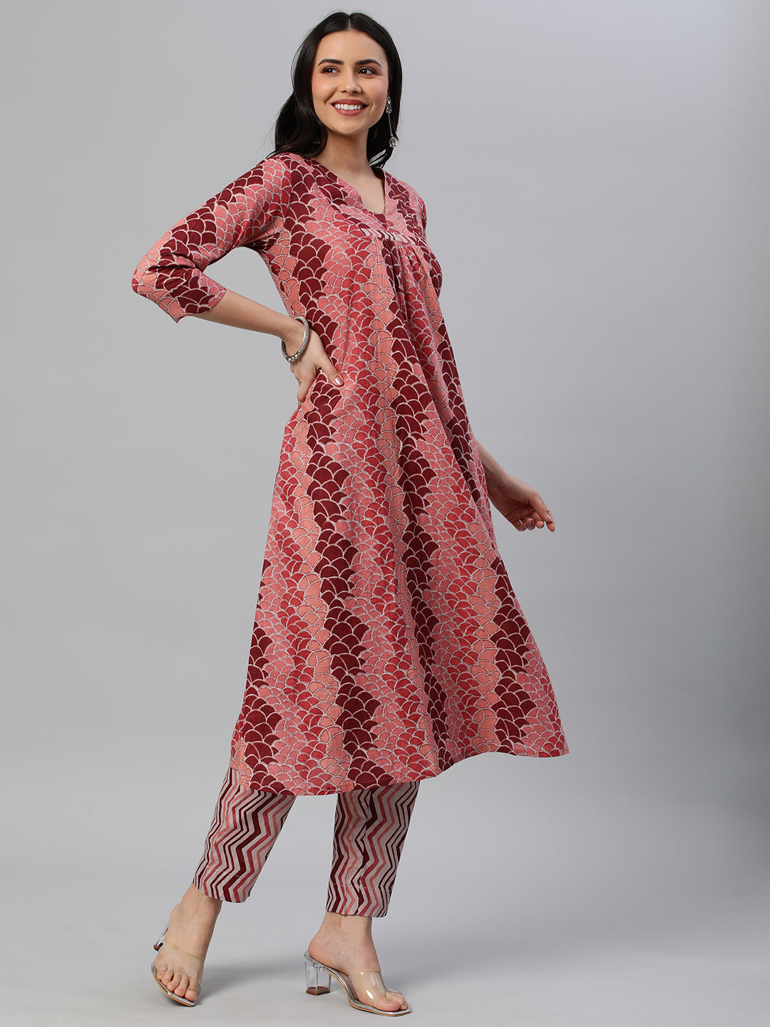 Udaan - A line printed cotton kurta set with V neck and gathering detail