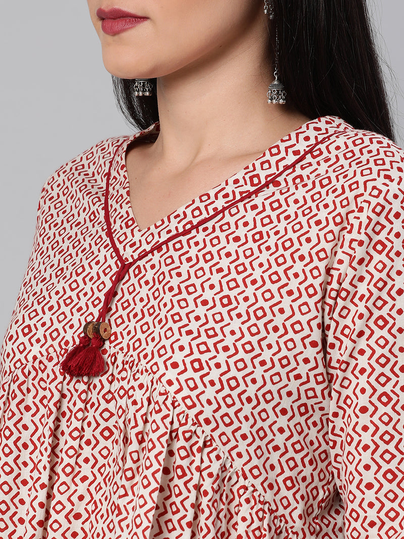 Flared cotton top with gathering details and tassels.(Maroon)